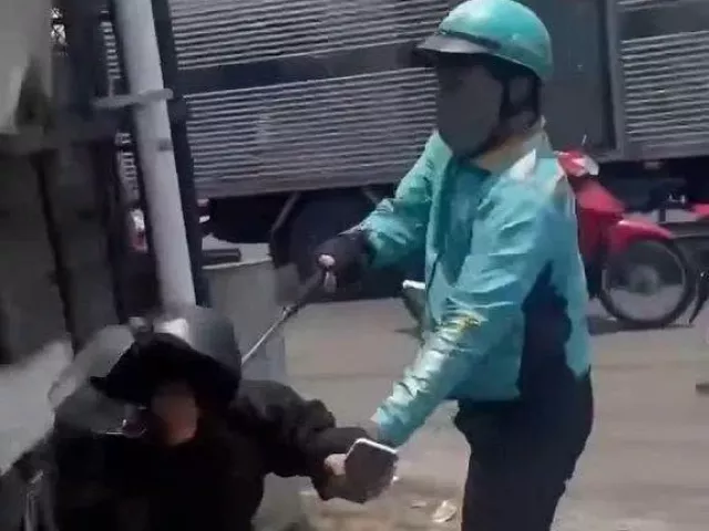 Bắt tài xế xe công nghệ dùng gậy 3 khúc đánh người sau va chạm ở TPHCM