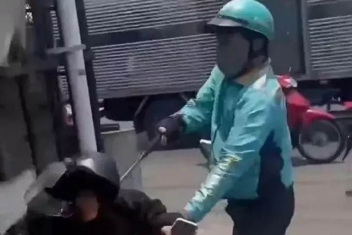 Bắt tài xế xe công nghệ dùng gậy 3 khúc đánh người sau va chạm ở TPHCM