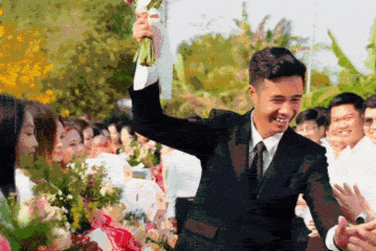 Cô dâu bắc ghế 50cm hôn chú rể 1m9 trong đám cưới ở miền Tây