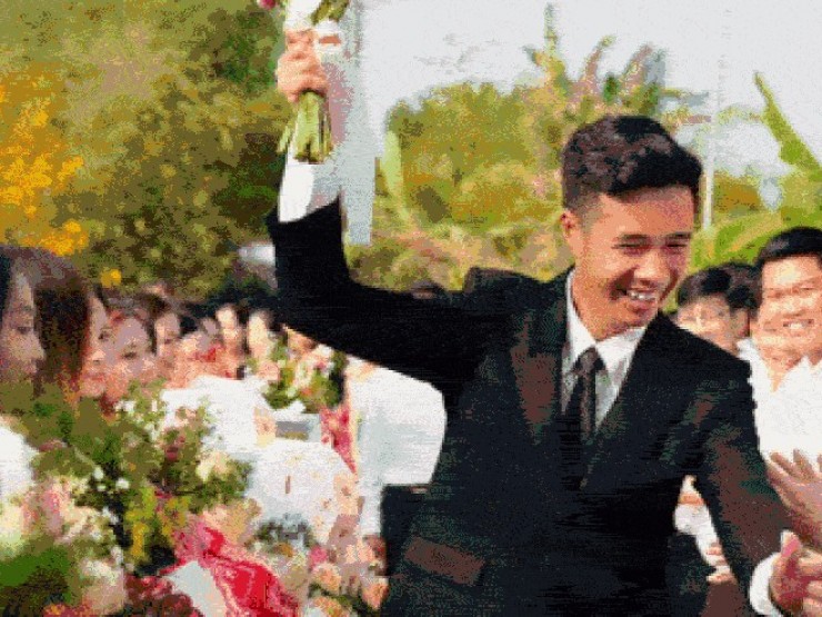 Cô dâu bắc ghế 50cm hôn chú rể 1m9 trong đám cưới ở miền Tây