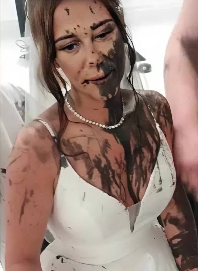 Cô dâu Gemma Monk bị tạt sơn đen ở đám cưới năm 2025. Ảnh: Cover Images