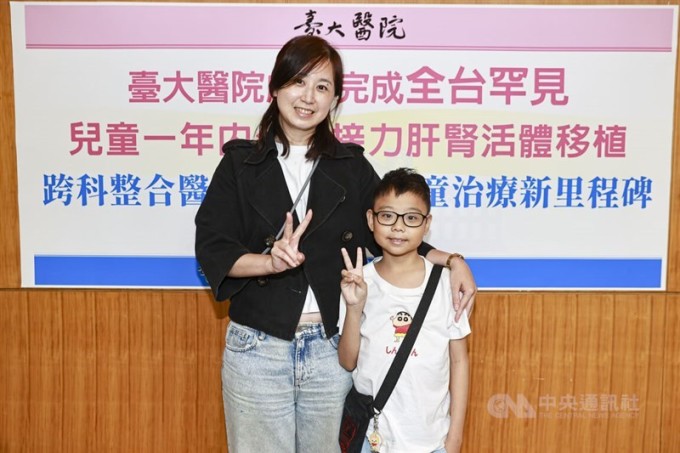 Hứa chụp ảnh cùng mẹ tại họp báo hôm 15/4. Ảnh: CNA