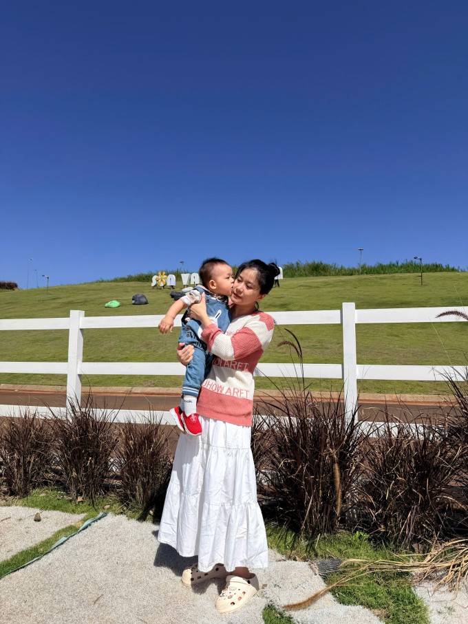 Thanh và con trai 16 tháng tuổi. Ảnh: NVCC