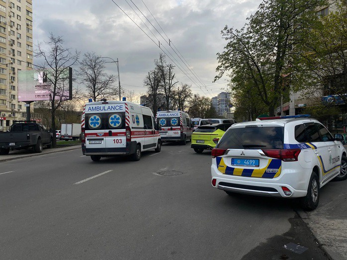 Phương tiện của các cơ quan chức năng tại hiện trường vụ xả súng ở Kiev - Ukriane hôm 18-4 - Ảnh: KYIV INDEPENDENT