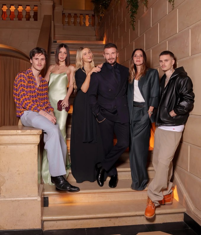 Victoria Beckham bên gia đình (thiếu Brooklyn). Ảnh: Instagram