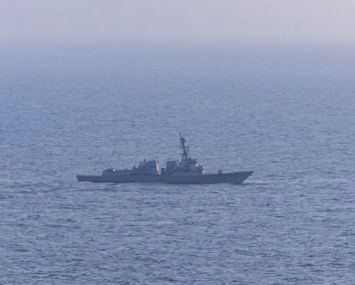 Tàu khu trục mang tên lửa dẫn đường USS Spruance (DDG 111) của Hải quân Mỹ trên vùng biển quốc tế. Ảnh: X/CENTCOM