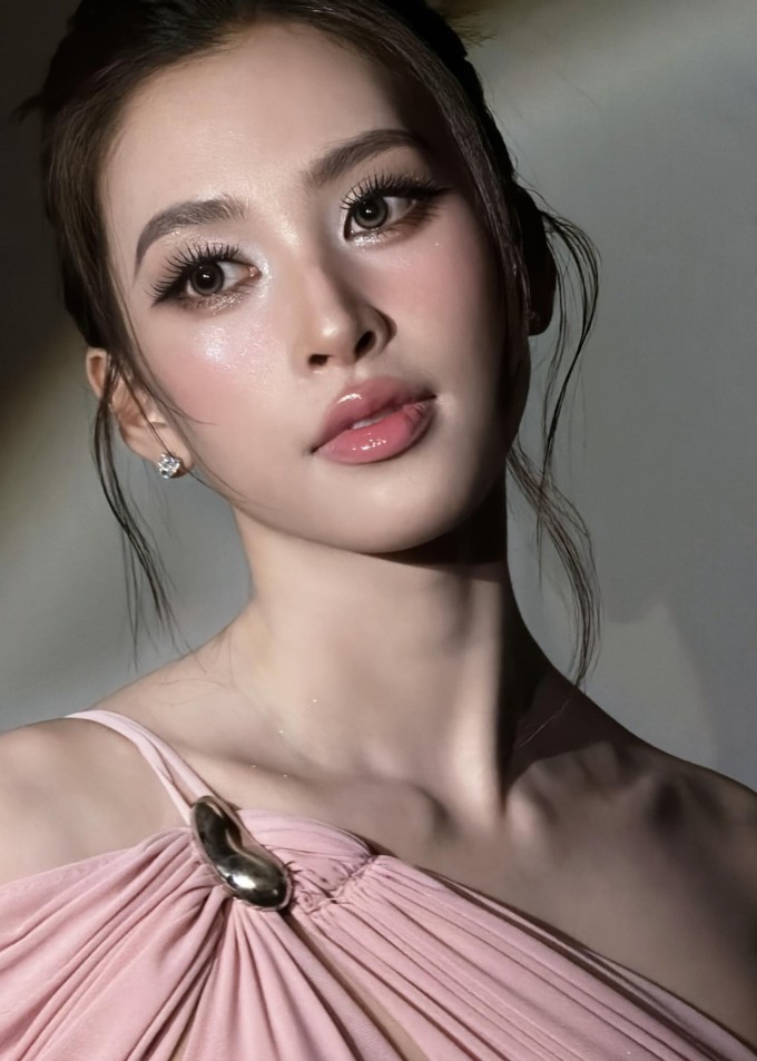 Tiểu Vy khoe nhan sắc ở sự kiện.