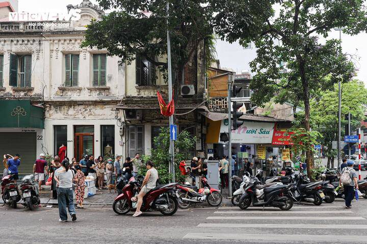 Mỗi dịp mùng 3/3 âm lịch, thị trường Hà Nội sôi động với hoạt động mua bán bánh trôi, bánh chay tại các chợ dân sinh và cửa hàng thực phẩm.