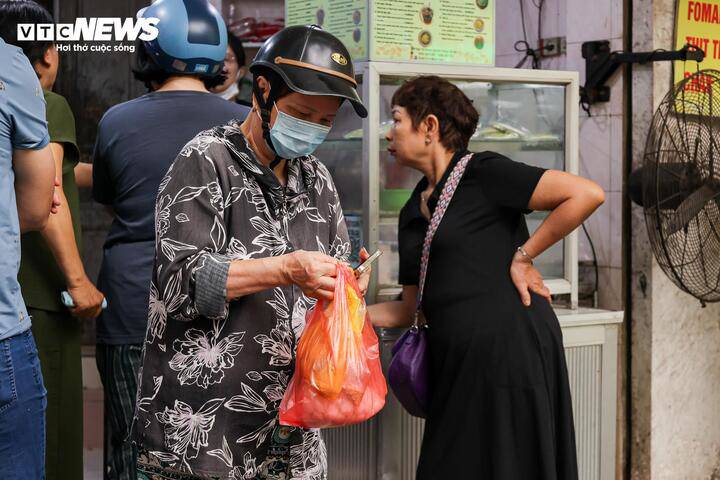 Một khách hàng nói sẵn sàng xếp hàng cả tiếng đồng hồ để chọn bánh ngon về thắp hương. Theo người này, cửa hàng có tiếng với hương vị đặc trưng nên năm nào cũng thu hút đông khách.