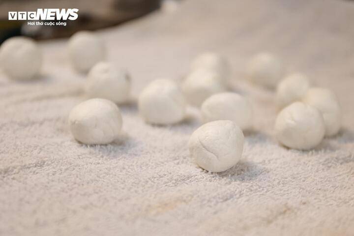 Người Hà Nội xếp hàng cả tiếng chờ mua bánh trôi, bánh chay dịp Tết Hàn thực - 13