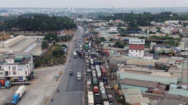 Dòng xe nối hàng dài trên Quốc lộ 51