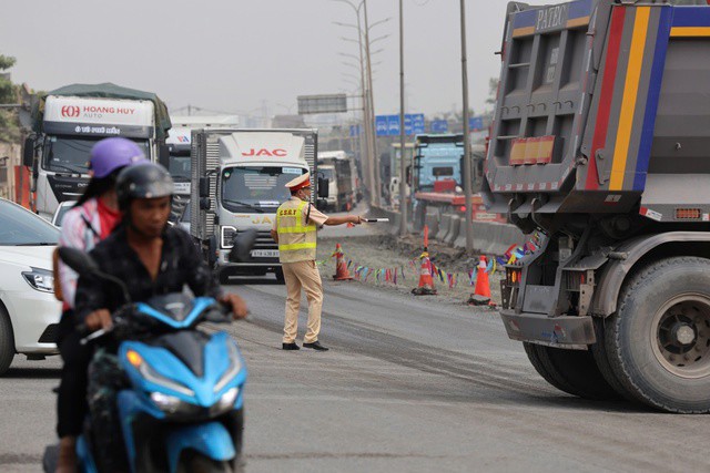 Cảnh sát giao thông phân luồng