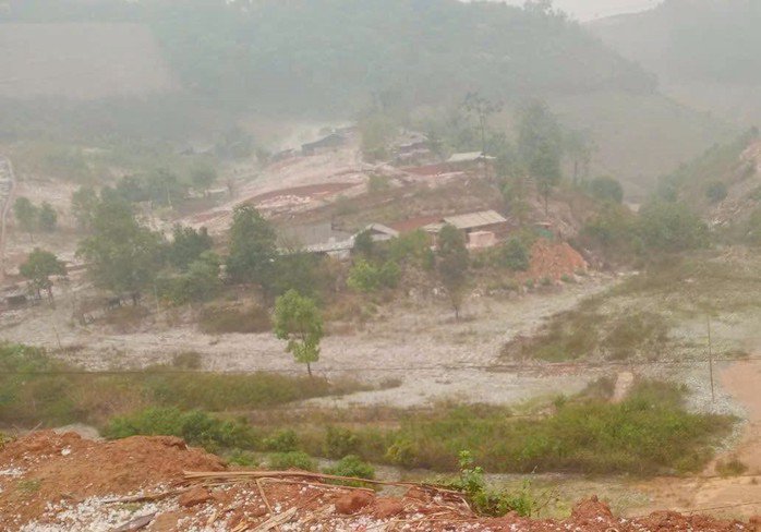 Mưa đá phủ trắng núi đồi ở xã Piềng Cằm. Nguồn: MXH