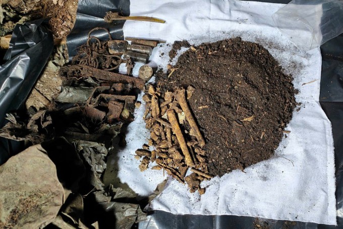 Hài cốt liệt sĩ cùng nhiều di vật được tìm thấy trong đợt quy tập tháng 4. Ảnh: Kim Thi