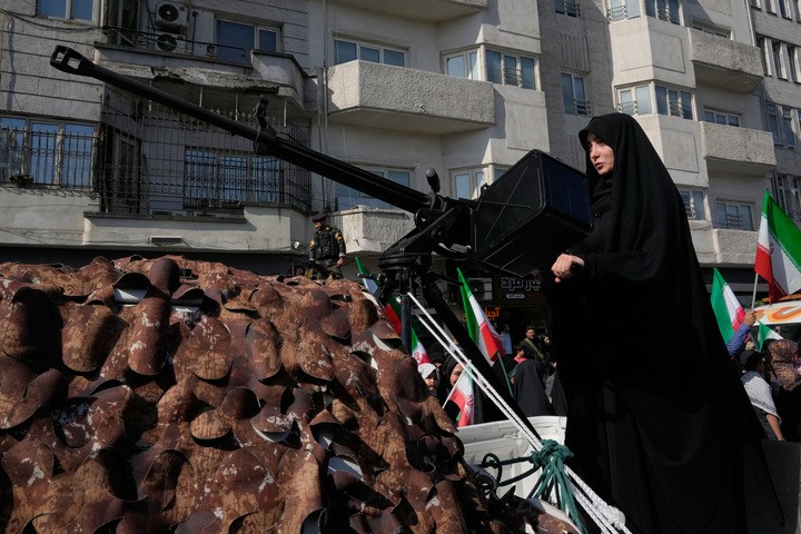 Nữ thành viên của lực lượng bán quân sự Basij, trực thuộc Vệ binh Cách mạng Iran, cầm súng máy trên một chiếc xe bán tải trong một cuộc mít tinh ở Tehran, Iran. (Ảnh AP/Vahid Salemi)