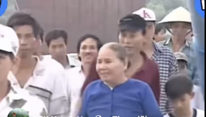 Đông đảo người dân háo hức đi xem cầu Mỹ Thuận cách đây 26 năm. Ảnh cắt từ clip