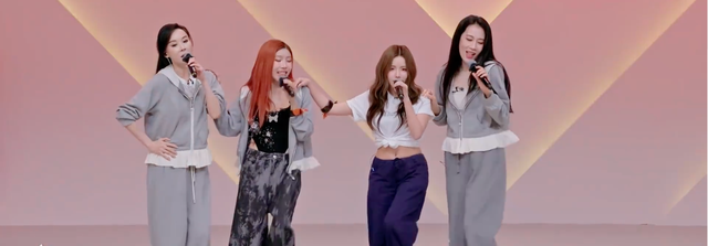 Đội của Trang Pháp trong phần luyện tập trước Công diễn 2. Ảnh chụp màn hình