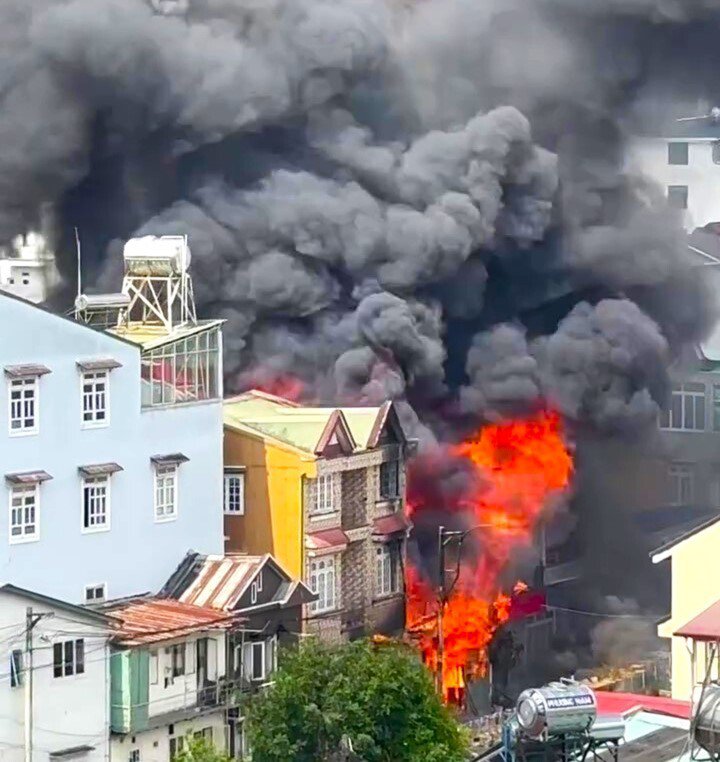 Cháy lớn xảy ra giữa khu dân cư ở Đà Lạt.