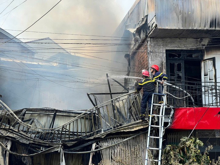 Các chiến sĩ cứu hỏa, Công an tỉnh Lâm Đồng cố gắng dập tắt đám cháy lớn.