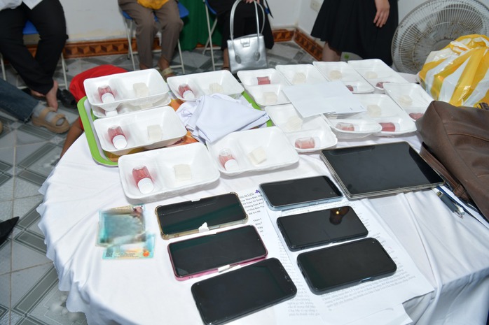 Nhiều tang vật, tài liệu liên quan đến hoạt động của các đối tượng trong hội nhóm “Hội thánh Đức chúa trời mẹ”.