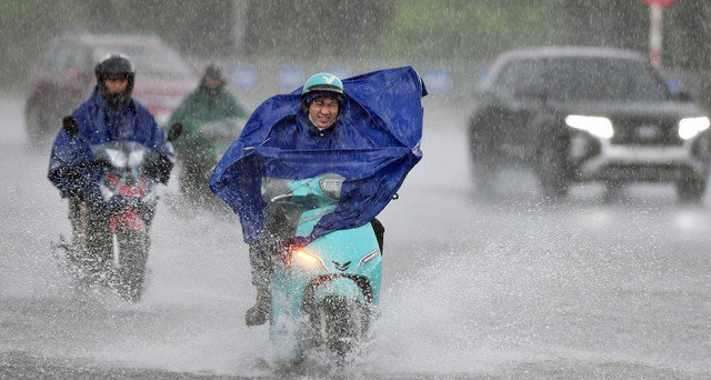 Cảnh báo mưa dông, lốc sét nhiều khu vực chiều tối và đêm nay.