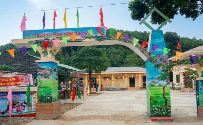 Trường Mầm non Hóa Sơn có tổng số 162 học sinh, nằm ở khu vực biên giới.