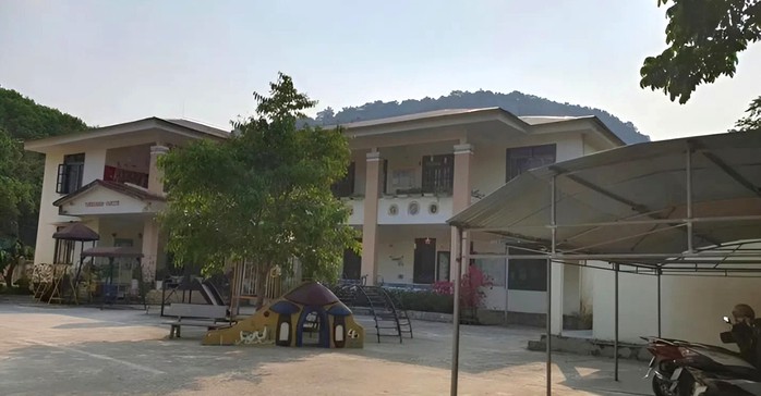 Trường Mầm non Hóa Sơn có tổng số 162 học sinh, nằm ở khu vực biên giới.