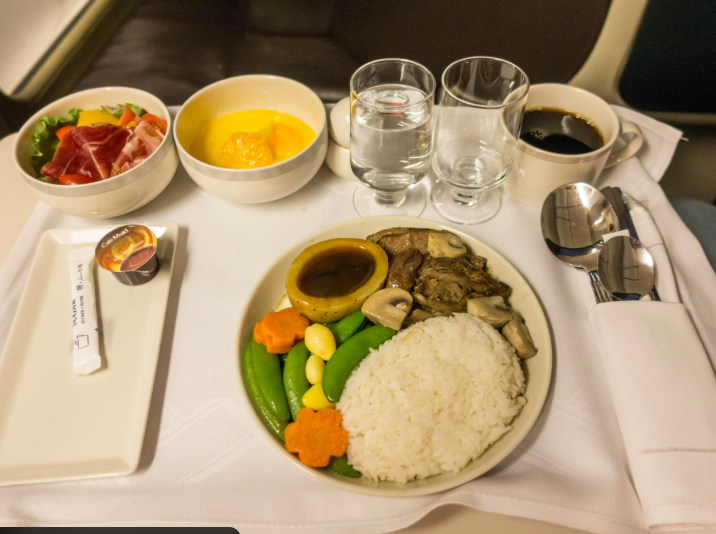 Bữa ăn được đặt trước theo yêu cầu của hành khách hãng Singapore Airlines. Ảnh MileLion