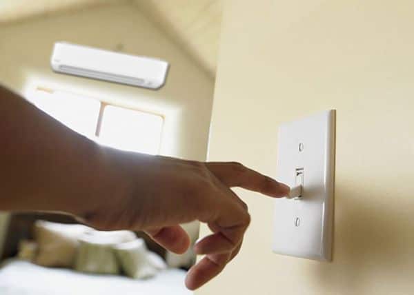 Nếu bạn muốn tiết kiệm điện năng thì bạn nên tắt luôn công tắc điện của máy lạnh.