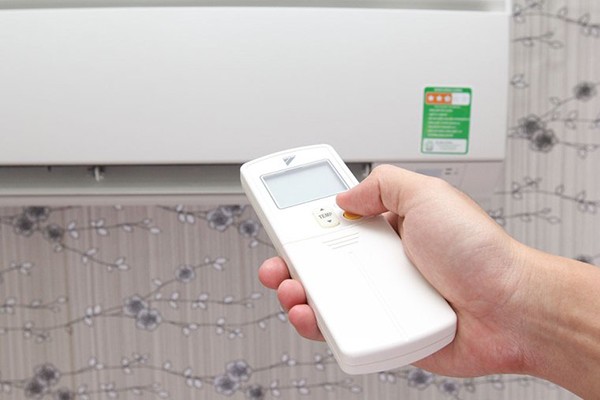 Dùng remote máy lạnh để chuyển chế độ lạnh từ "Cool" (hơi lạnh) sang chế độ "Dry" (kiểm soát độ ẩm) là cách dùng điều hòa tiết kiệm điện hiệu quả.