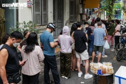 Người Hà Nội xếp hàng cả tiếng chờ mua bánh trôi, bánh chay dịp Tết Hàn thực