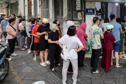 Người Hà Nội xếp hàng cả tiếng chờ mua bánh trôi, bánh chay dịp Tết Hàn thực