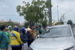 TPHCM: Phát hiện nam tài xế tử vong trong ô tô trên đường Phạm Văn Đồng