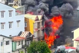 Nhà gỗ ở trung tâm Đà Lạt bốc cháy ngùn ngụt, khói bao trùm khu dân cư