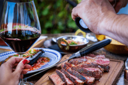 Uống rượu vang với đồ nướng có tốt?