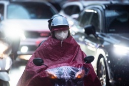 Mưa dông phủ khắp Hà Nội, cảnh báo lốc sét và mưa đá