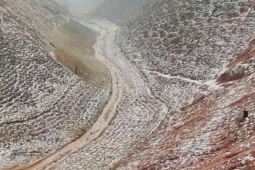 VIDEO: Mưa đá phủ trắng đồi núi