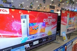 Sự thực về tivi 3 triệu đồng tràn ngập thị trường; giá hàng hóa neo cao dù xăng dầu giảm mạnh