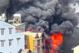 Nhà gỗ ở trung tâm Đà Lạt bốc cháy ngùn ngụt, khói bao trùm khu dân cư