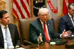 Iran phong toả eo biển Hormuz, Tổng thống Trump triệu tập họp khẩn tại Nhà Trắng