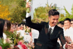 Cô dâu bắc ghế 50cm hôn chú rể 1m9 trong đám cưới ở miền Tây