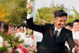 Cô dâu bắc ghế 50cm hôn chú rể 1m9 trong đám cưới ở miền Tây