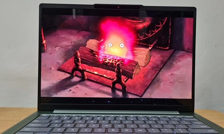 Giá bán gây bất ngờ trong bối cảnh&nbsp;Moto Book 60 Pro có cả màn hình OLED 2.8K.