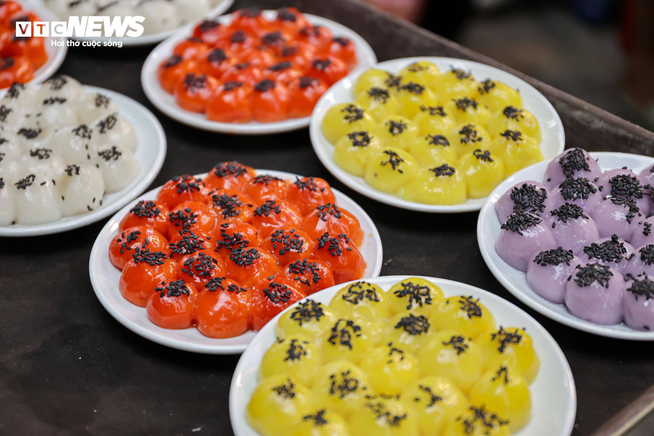 Theo khảo sát, các sản phẩm bánh trôi, bánh chay ngũ sắc có giá dao động từ 30.000–50.000 đồng/đĩa, cao hơn so với loại truyền thống.