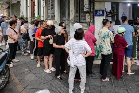 Người Hà Nội xếp hàng cả tiếng chờ mua bánh trôi, bánh chay dịp Tết Hàn thực