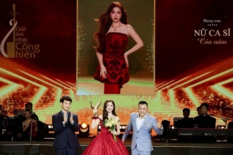 Hòa Minzy và màn ứng xử  ' vừa lòng người hỏi, đẹp lòng người thương '  tại giải Cống hiến