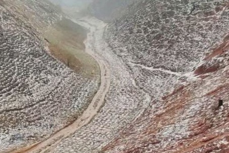 VIDEO: Mưa đá phủ trắng đồi núi