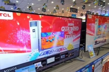 Sự thực về tivi 3 triệu đồng tràn ngập thị trường; giá hàng hóa neo cao dù xăng dầu giảm mạnh