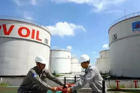 Tiền nhập xăng dầu tăng tới 200% trong nửa đầu tháng 4