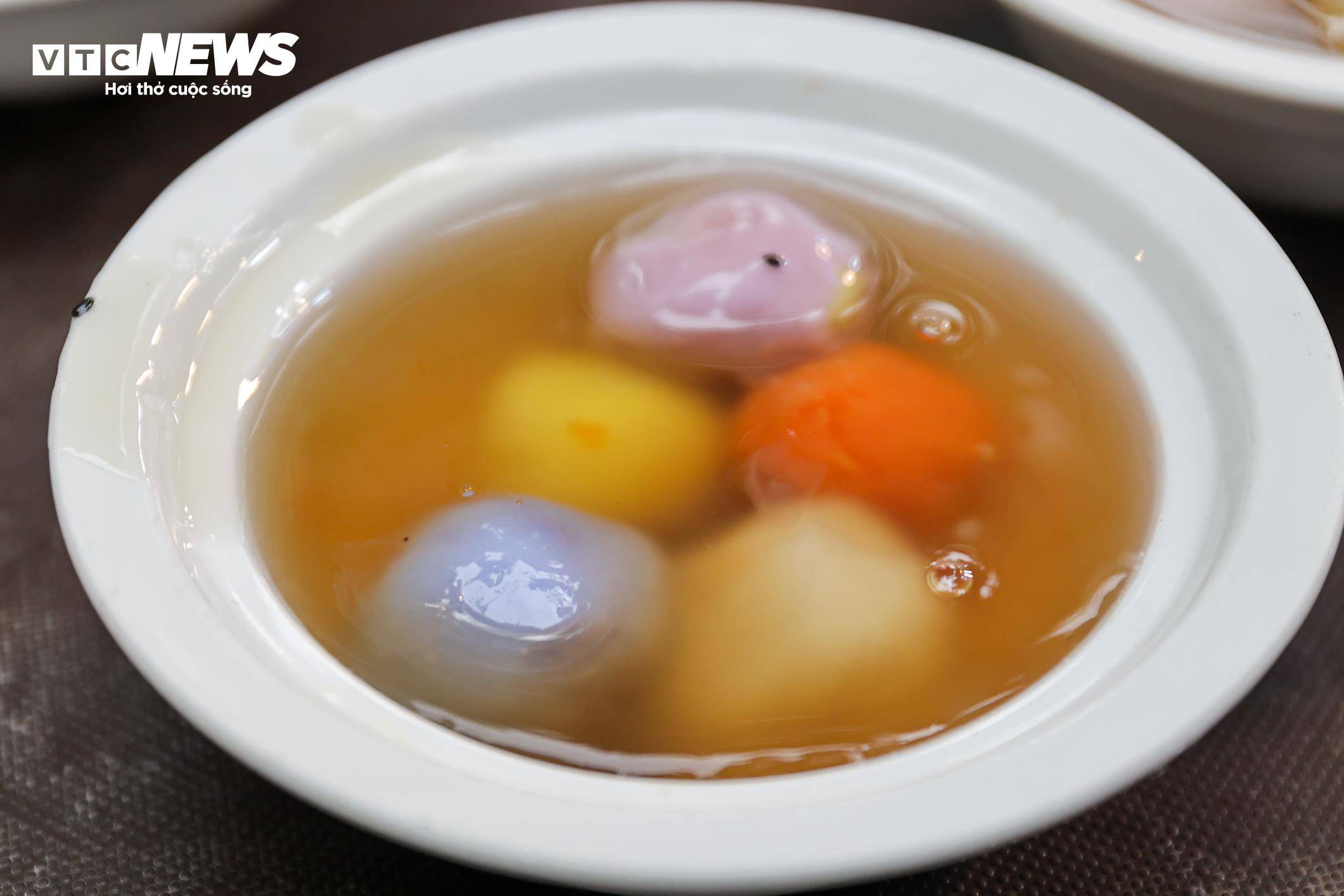 Theo khảo sát, các sản phẩm bánh trôi, bánh chay ngũ sắc có giá dao động từ 30.000–50.000 đồng/đĩa, cao hơn so với loại truyền thống.